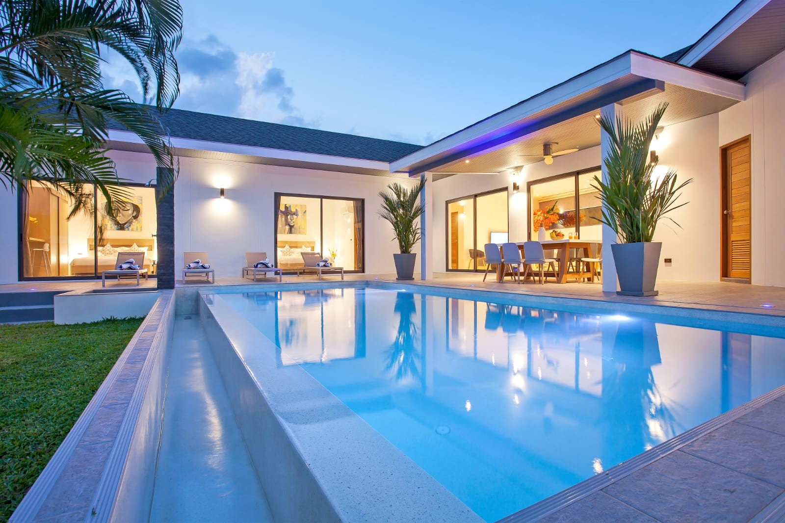 Piscine et villa à la tombée du jour