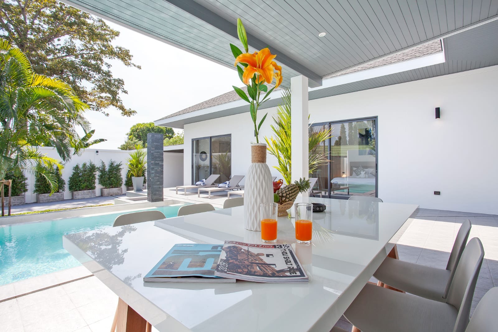 Terrasse couverte avec espace repas