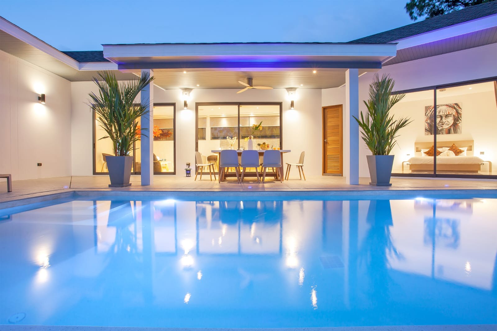 Piscine illuminée de nuit