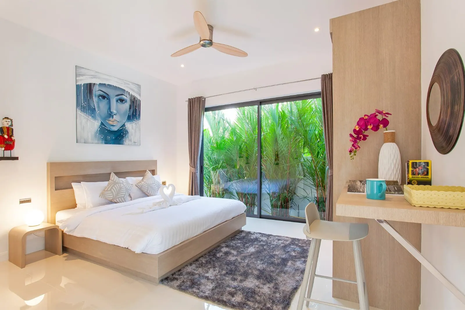 Double bedroom opening onto the garden